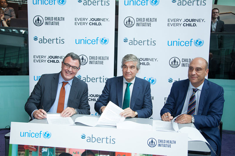 (l-r) UNICEF Global Fundraising Director Jorge Olague, Abertis CEO Francisco Reynés & UNICEF Spain director Javier Martos Mota sign the funding agreement.