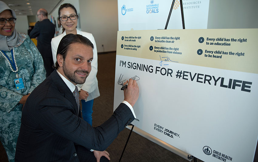 Alexandre Baldy, Brazil’s Minister of Cities, signs the #EveryLife Declaration for safe and healthy streets.