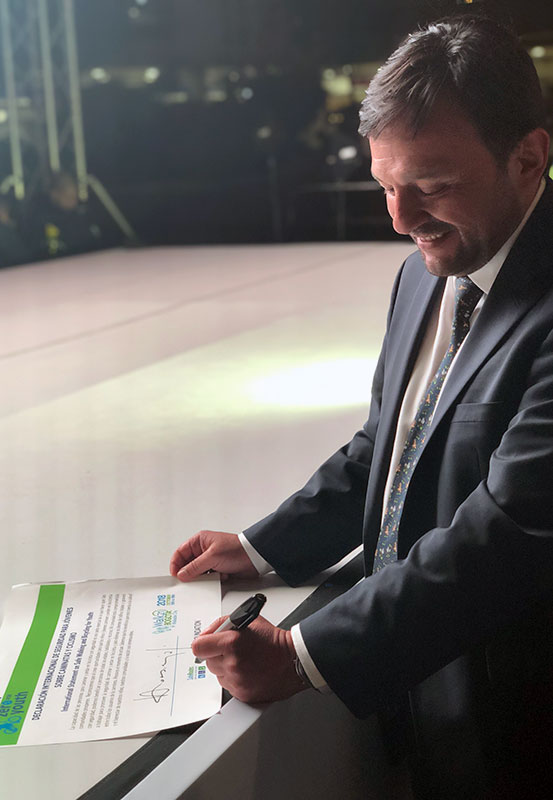 Secretary of Mobility Juan Pablo Bocarejo signs the Vision Zero for Youth Mayors’ Statement on Safe Walking and Bicycling for Youth.