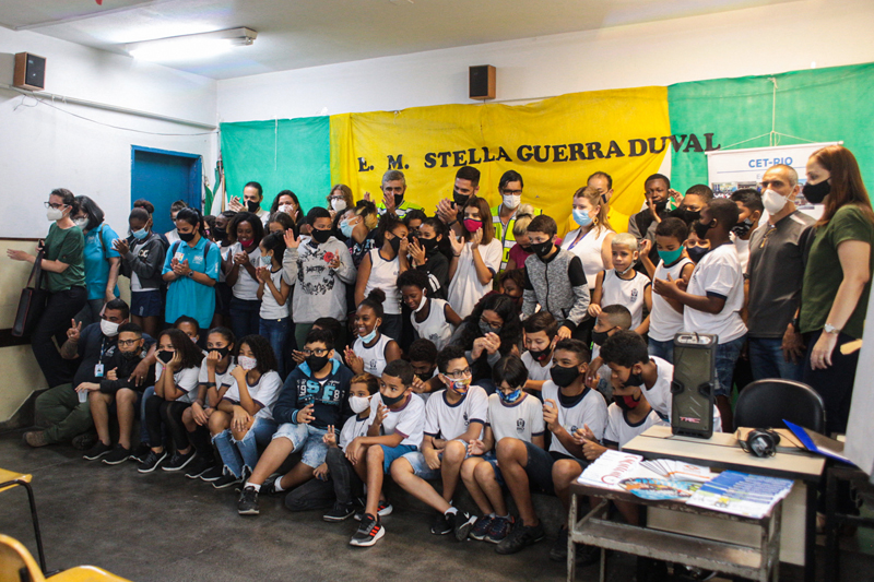 Joaquim Dinís, CET-Rio President, with students from CIEP Frei Veloso and Escola Municipal Stella Guerra Duval at the launch.