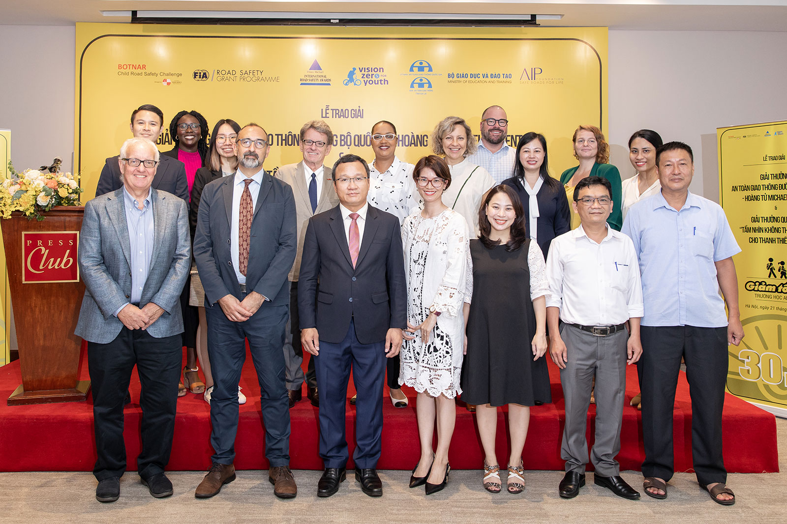 The award ceremony in Hanoi brought together representatives from the AIP Foundation, Gia Lai Province People’s Committee, Pleiku City People’s Committee and the FIA Foundation.