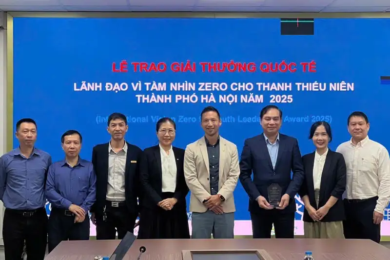 Hanoi was presented the International Vision Zero Leadership award by GDCI’s Paul Supawanich